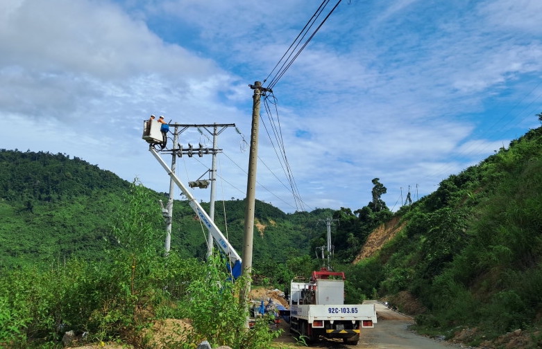 Công nhân tăng cường kiểm tra xử lý các vị trí xung yếu, đảm bảo môi trường làm việc an toàn