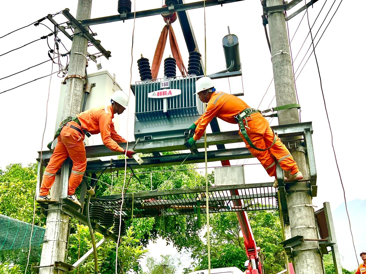 PC Lai Châu bảo dưỡng hệ thống lưới điện đảm bảo cấp điện trong mùa nắng nóng