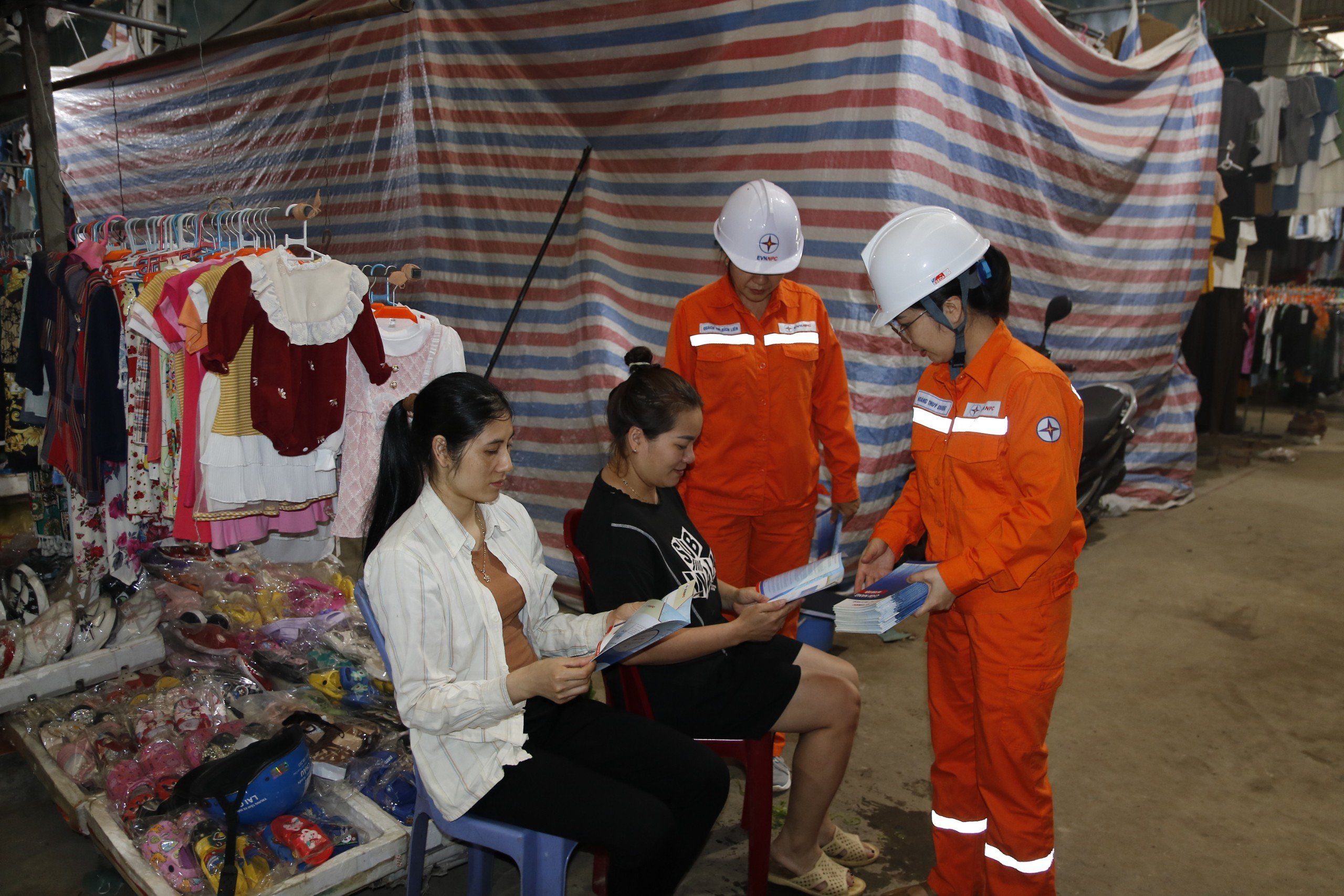 Tuyên truyền sử dụng điện an toàn, tiết kiệm tới các hộ kinh doanh khu vực chợ trung tâm – thành phố Lai Châu