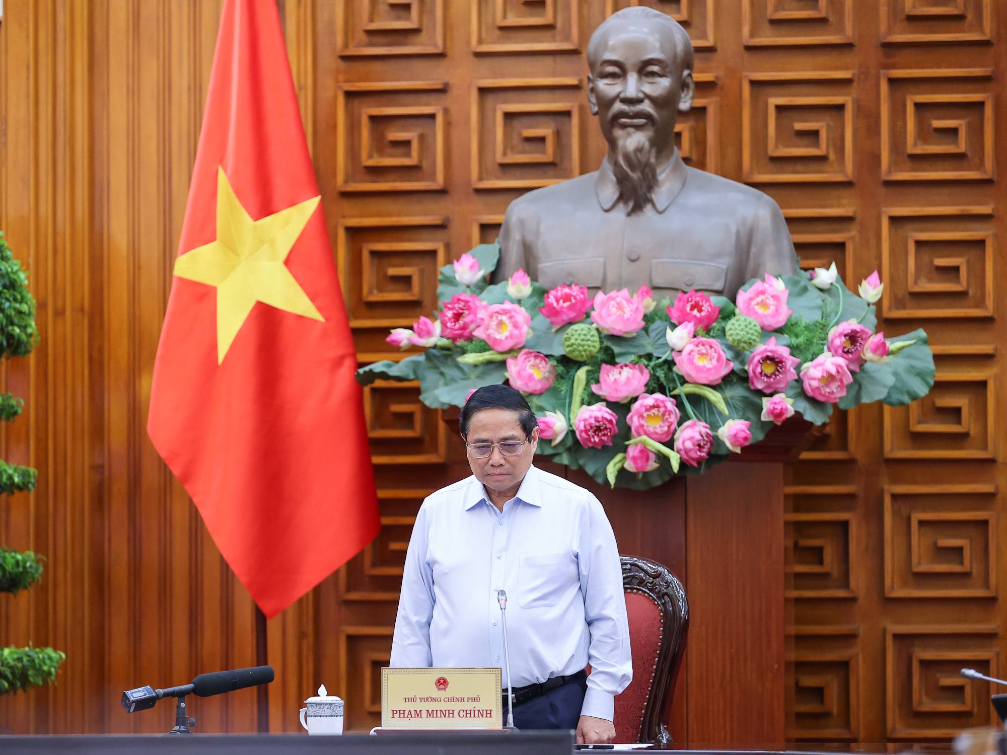 Thủ tướng Phạm Minh Chính cùng các đại biểu thành kính dành một phút mặc niệm tưởng nhớ Tổng Bí thư Nguyễn Phú Trọng - Ảnh: VGP/Nhật Bắc