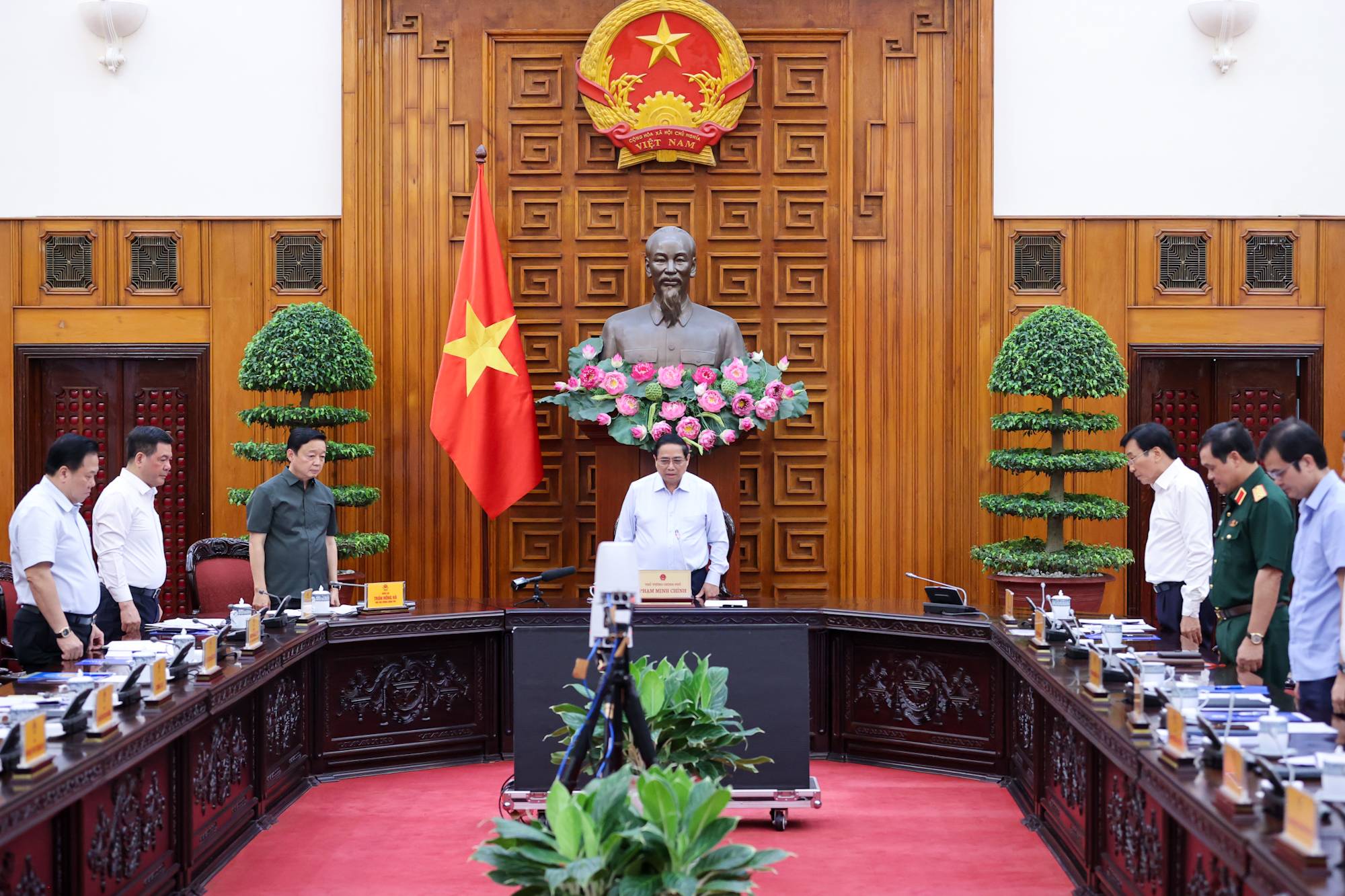 Thủ tướng Phạm Minh Chính cùng các đại biểu thành kính dành một phút mặc niệm tưởng nhớ Tổng Bí thư Nguyễn Phú Trọng - Ảnh: VGP/Nhật Bắc