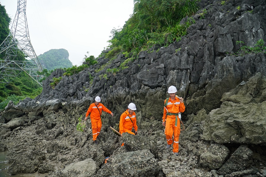 Công nhân Điện lực Vân Đồn trên đường kiểm tra đường điện đưa điện ra 5 xã đảo huyện Vân Đồn