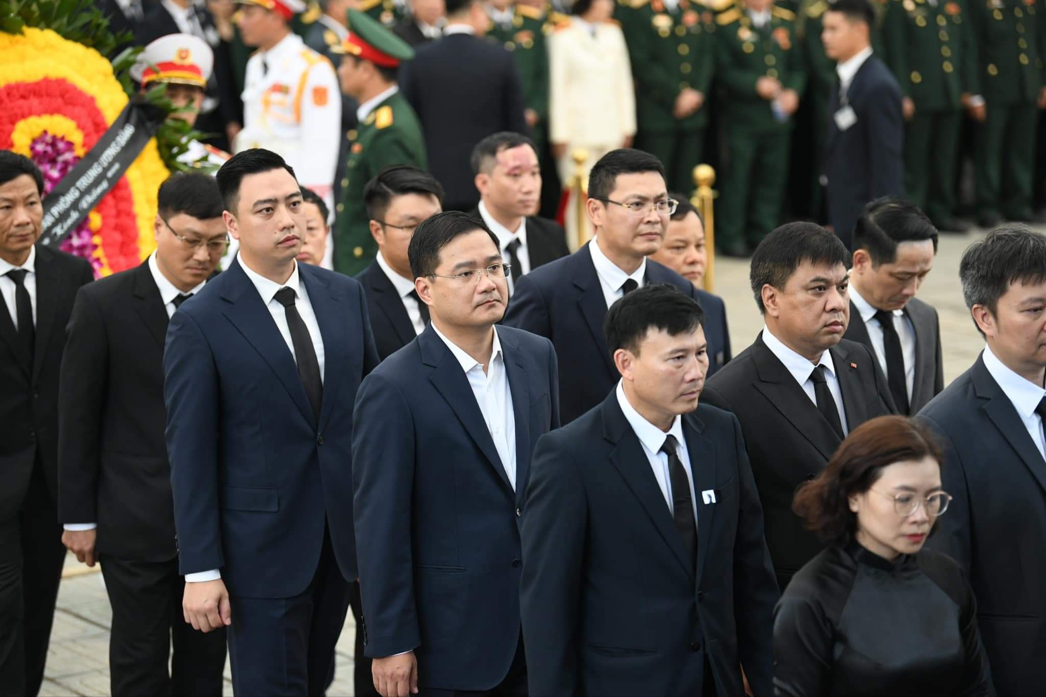 Đoàn Bộ Công Thương do Bộ trưởng Nguyễn Hồng Diên làm trưởng đoàn cùng tập thể Lãnh đạo Bộ; đại diện Lãnh đạo các đơn vị chuyên môn của Bộ Công Thương đã vào kính viếng Tổng Bí thư Nguyễn Phú Trọng