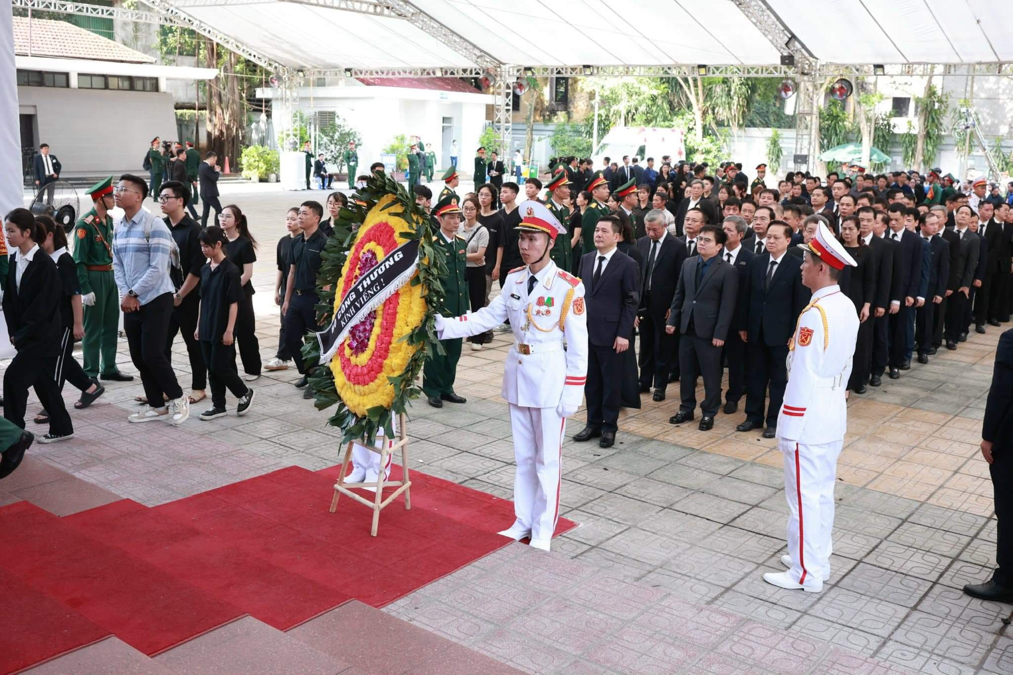 Đoàn Bộ Công Thương do Bộ trưởng Nguyễn Hồng Diên làm trưởng đoàn cùng tập thể Lãnh đạo Bộ; đại diện Lãnh đạo các đơn vị chuyên môn của Bộ Công Thương đã vào kính viếng Tổng Bí thư Nguyễn Phú Trọng