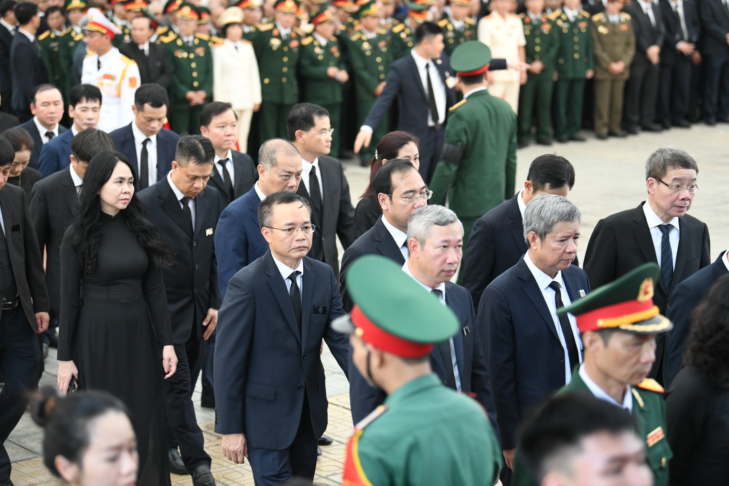 Đoàn Bộ Công Thương do Bộ trưởng Nguyễn Hồng Diên làm trưởng đoàn cùng tập thể Lãnh đạo Bộ; đại diện Lãnh đạo các đơn vị chuyên môn của Bộ Công Thương đã vào kính viếng Tổng Bí thư Nguyễn Phú Trọng