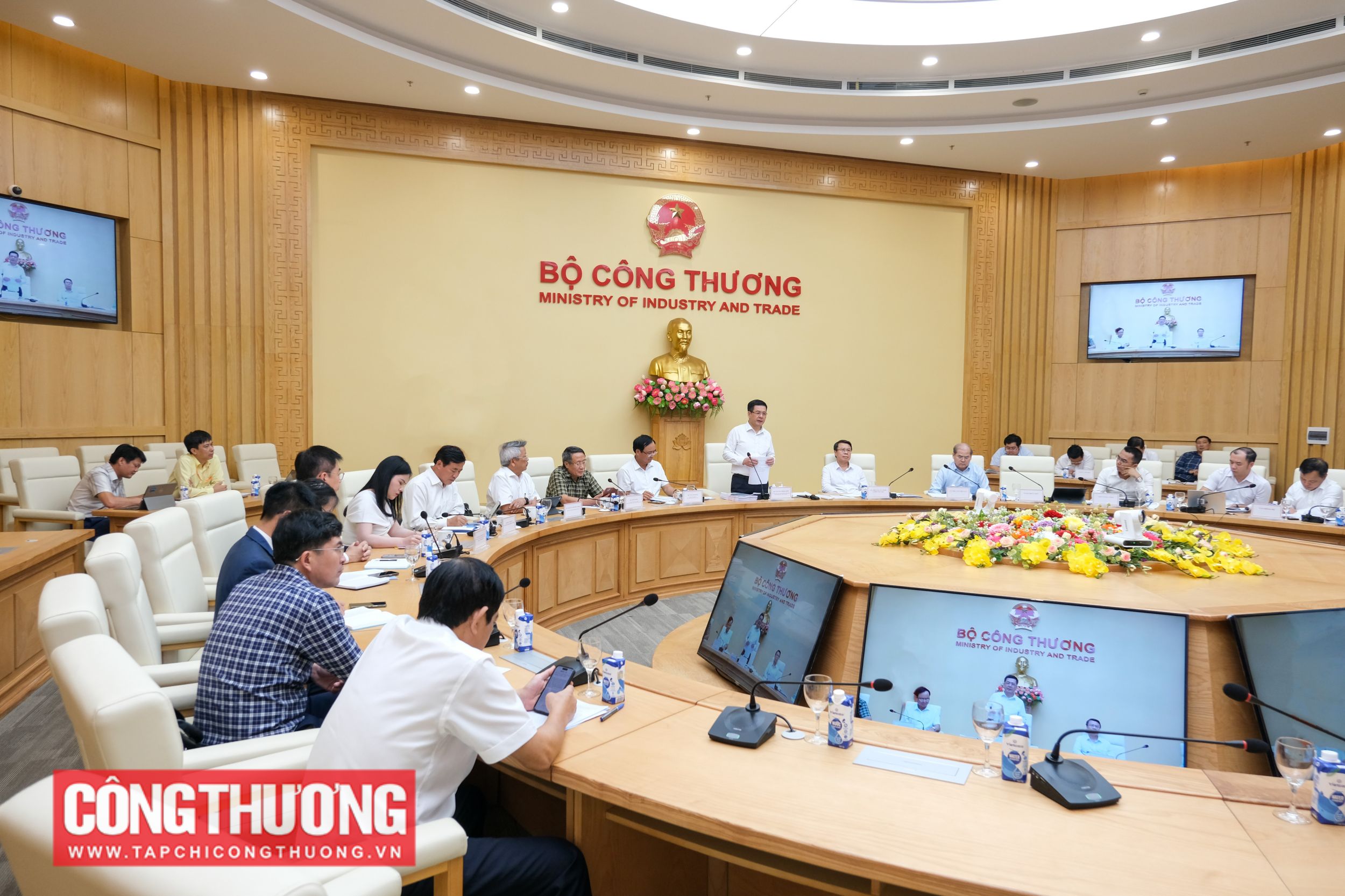 Bộ trưởng Bộ Công Thương Nguyễn Hồng Diên đã có buổi làm việc với đoàn công tác tỉnh Quảng Trị về việc triển khai các dự án năng lượng trên địa bàn tỉnh