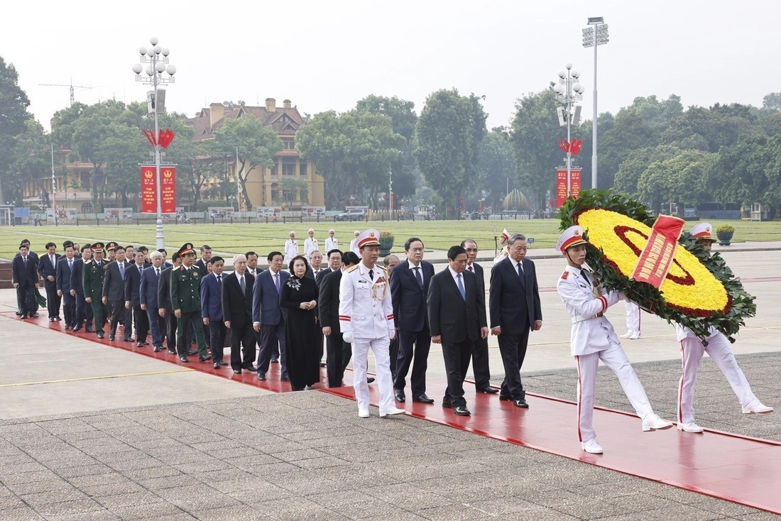 Đoàn đại biểu Ban Chấp hành Trung ương Đảng, Chủ tịch nước, Quốc hội, Chính phủ, Ủy ban Trung ương Mặt trận Tổ quốc Việt Nam đặt vòng hoa, vào Lăng viếng Chủ tịch Hồ Chí Minh - Ảnh: VGP/Nhật Bắc