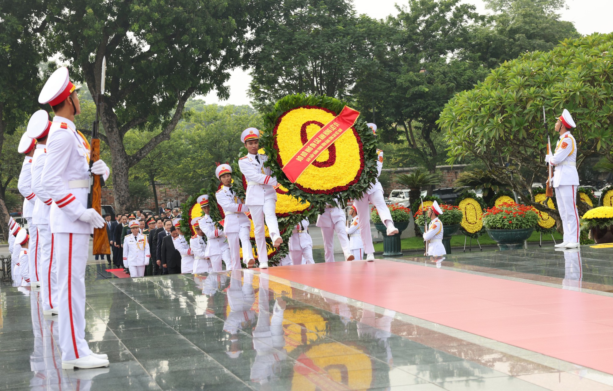 Đoàn Lãnh đạo Đảng, Nhà nước đặt vòng hoa tại Đài tưởng niệm các Anh hùng liệt sĩ - Ảnh: VGP/Nhật Bắc