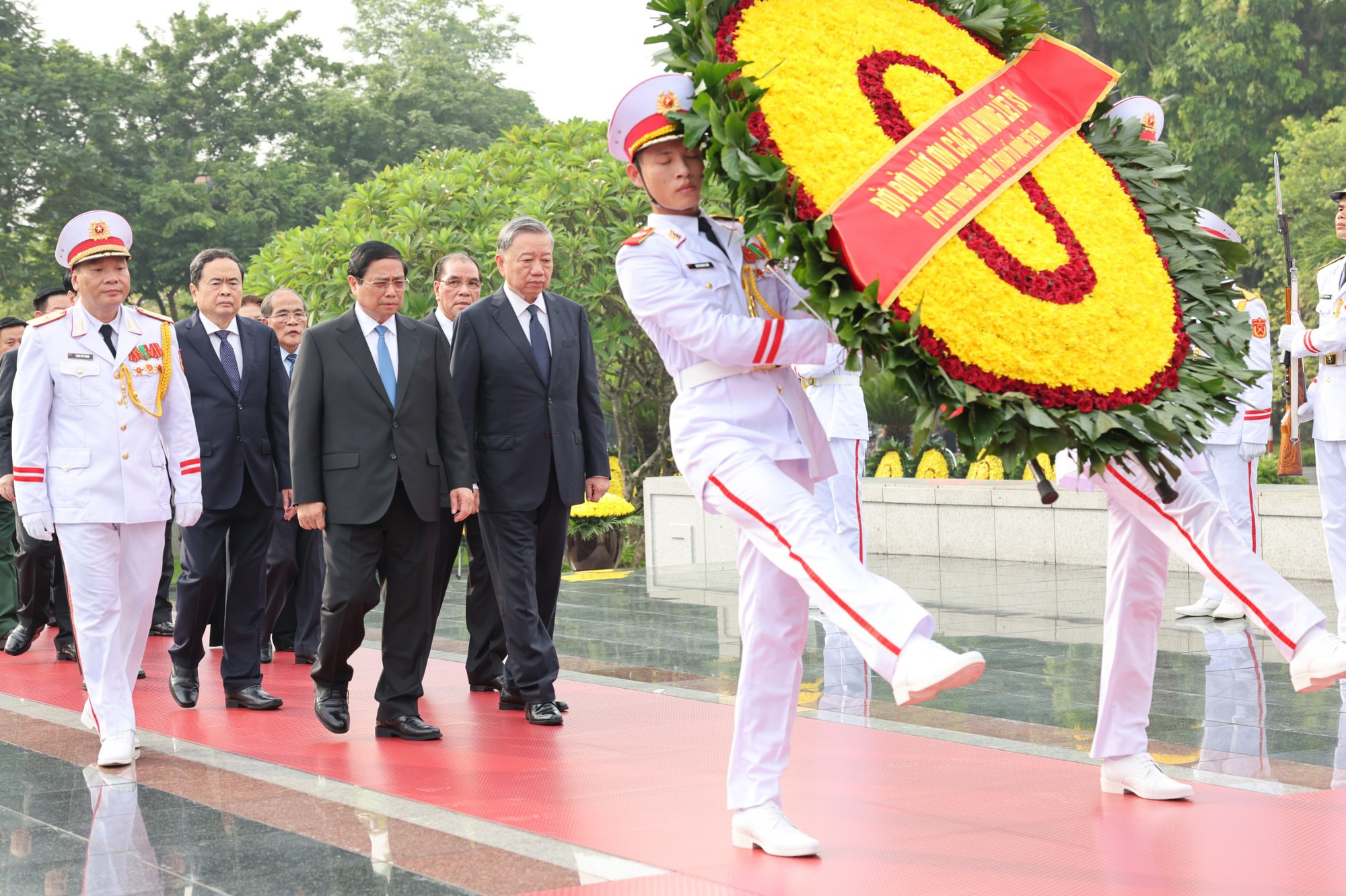 Đoàn Lãnh đạo Đảng, Nhà nước đặt vòng hoa tại Đài tưởng niệm các Anh hùng liệt sĩ - Ảnh: VGP/Nhật Bắc