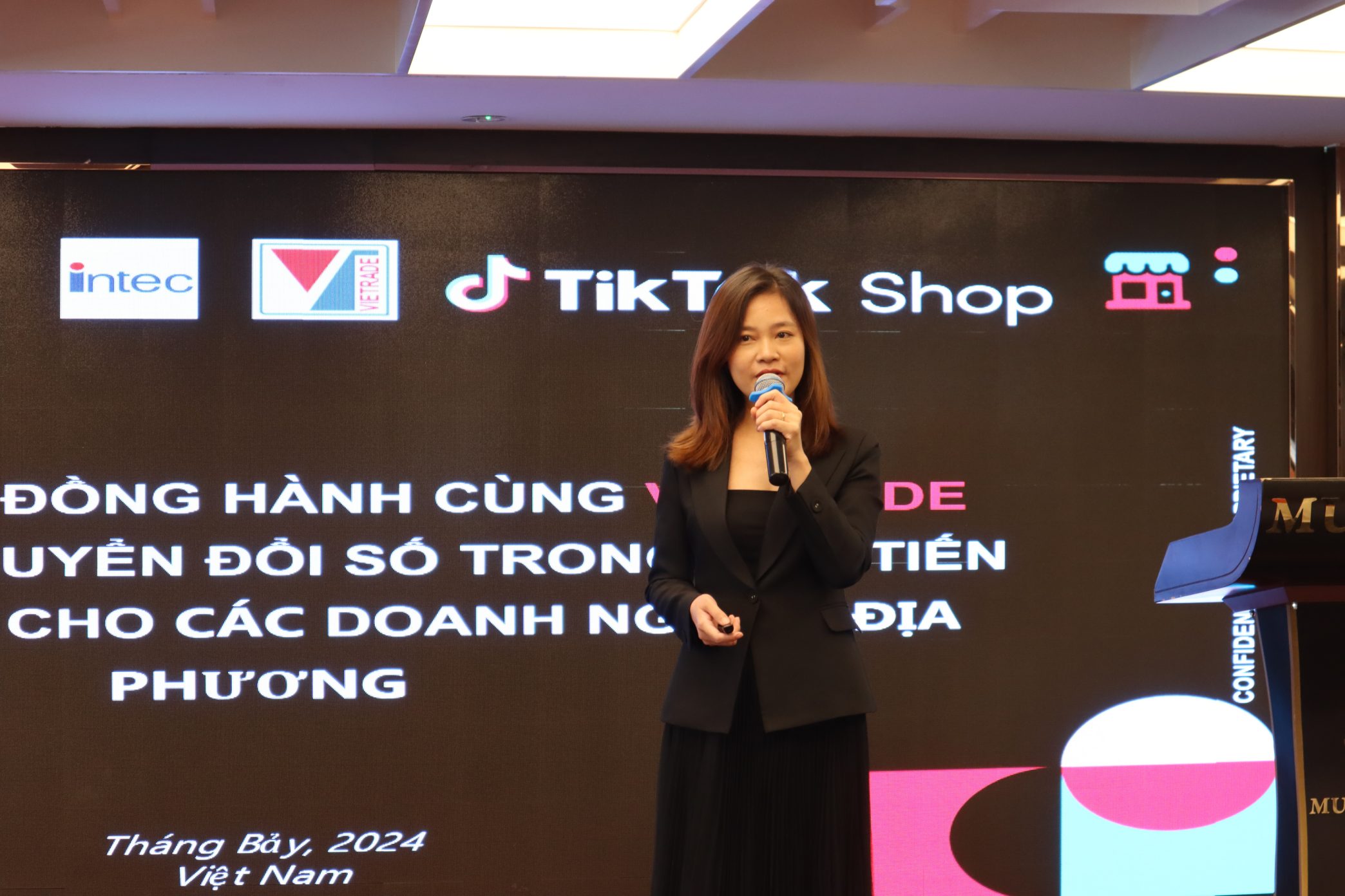 Bà Trần Thị Tân - Giám đốc Trách nhiệm xã hội - Tiktok Shop hướng dẫn kiến thức về livestream trên nền tảng Tiktok