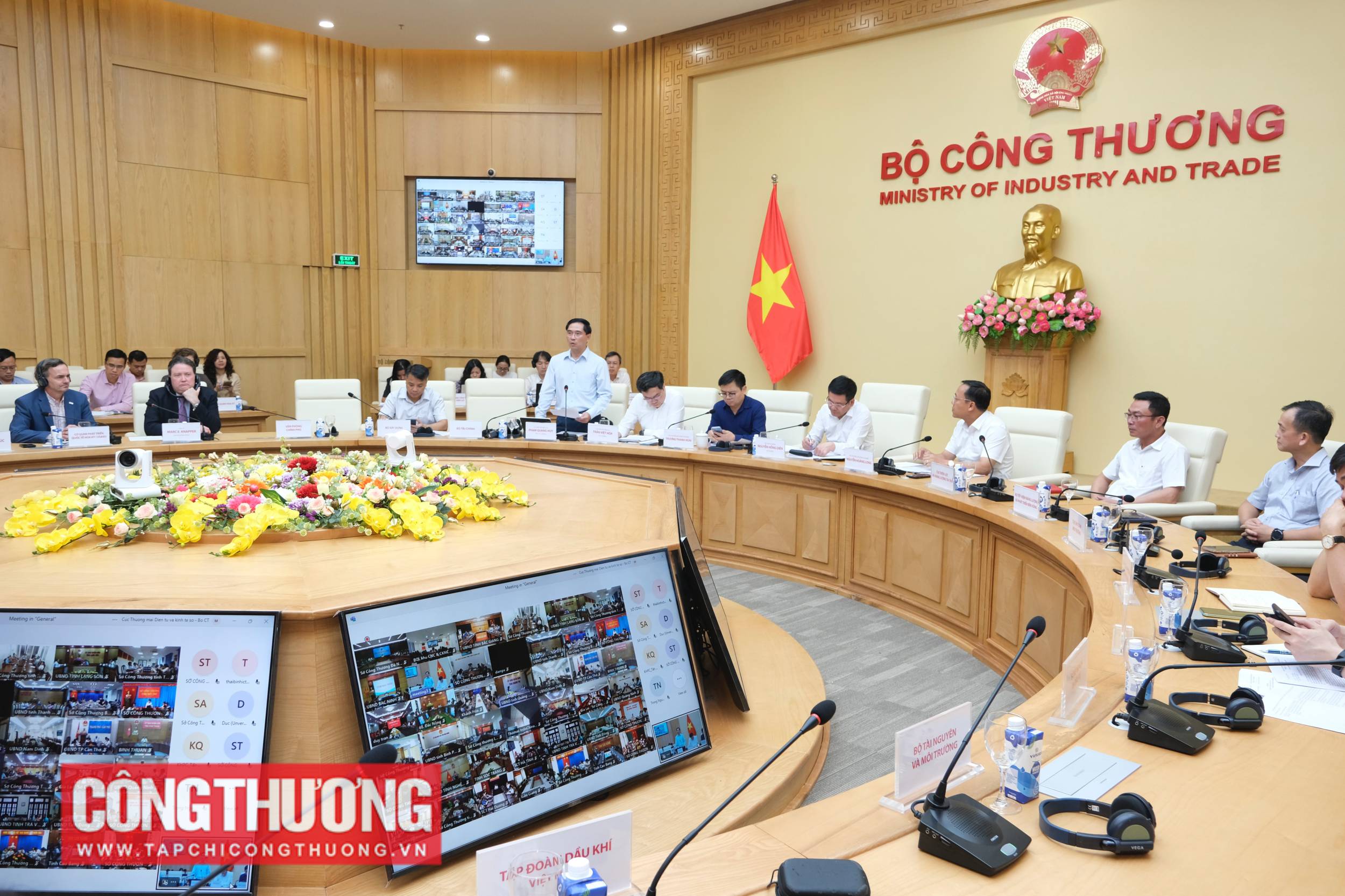 Phó Cục trưởng Cục Điều tiết điện lực Phạm Quang Huy trình bày tóm tắt nội dung Nghị định