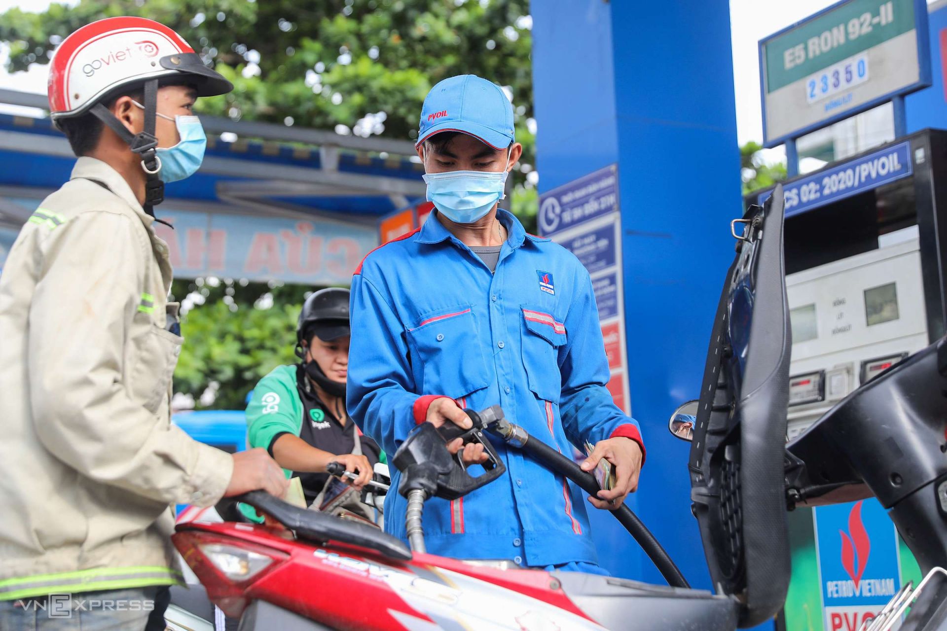 Bộ Công Thương đề nghị các thương nhân kinh doanh xăng dầu chủ động, tăng cường nhập khẩu xăng dầu trong thời gian Nhà máy Lọc dầu Dung Quất bảo dưỡng định kỳ, bảo đảm cung cấp đầy đủ xăng dầu cho thị trường trong nước trong mọi tình huống