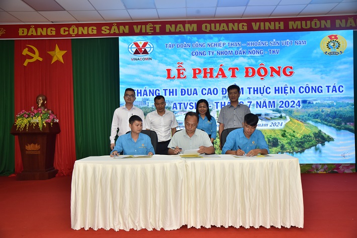 Ký cam kết thi đua cao điểm thực hiện công tác AT-VSLĐ - Tháng 7 năm 2024