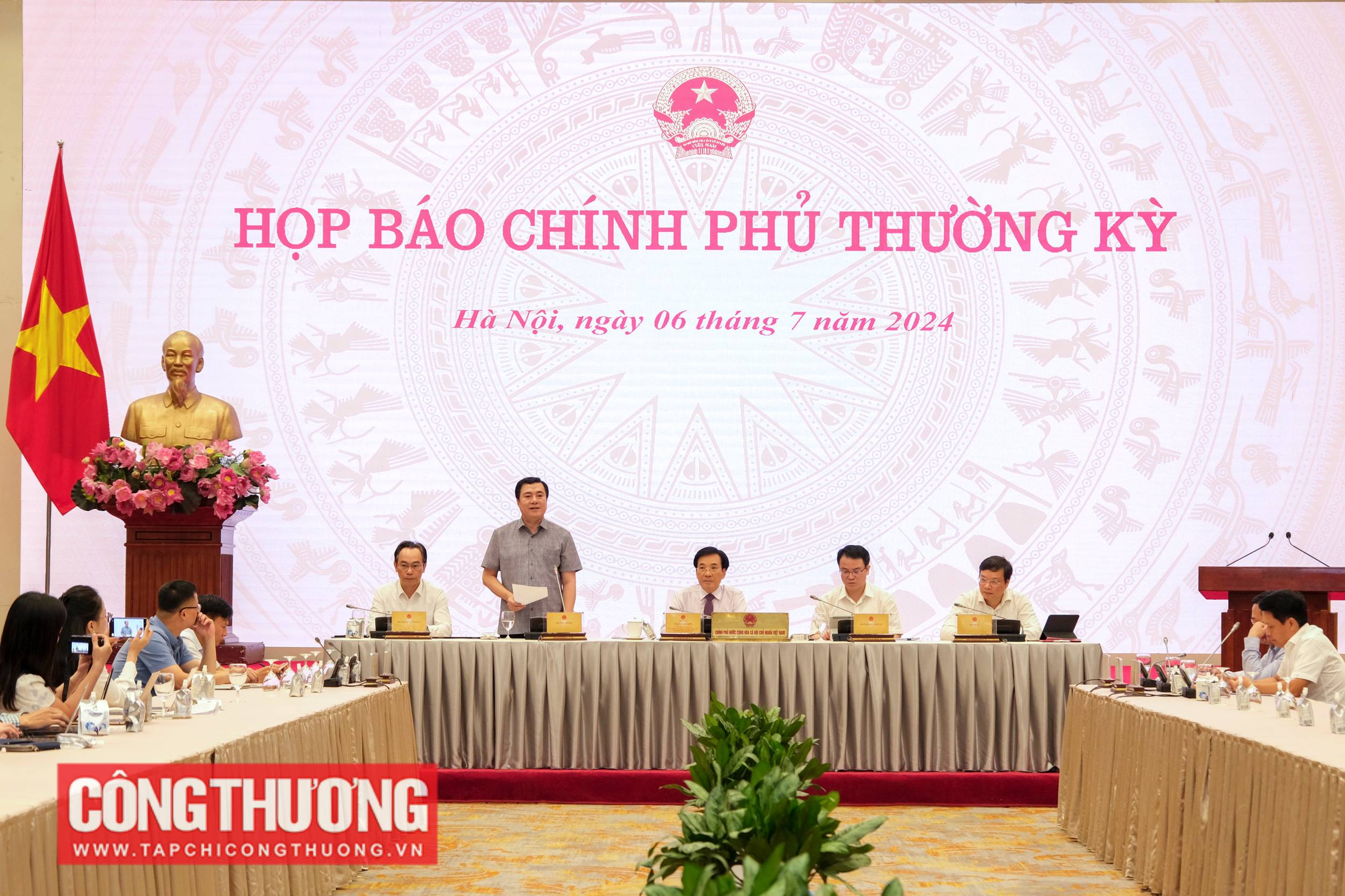 Thứ trưởng Bộ Công Thương Nguyễn Sinh Nhật Tân trả lời câu hỏi của phóng viên Kỳ Thành (Báo Đầu tư) liên quan đến việc thực hiện Nghị định số 80/2024/NĐ-CP ngày 03/7/2024 của Chính phủ về cơ chế mua bán điện trực tiếp giữa đơn vị phát điện năng lượng tái tạo với khách hàng sử dụng điện lớn (cơ chế DPPA)