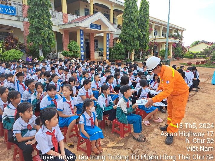 Tuyên truyền tại trường THCS Phạm Hồng Thái