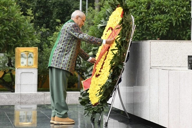 Viếng Lăng Chủ tịch Hồ Chí Minh