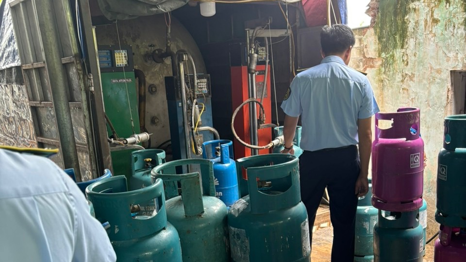 Phát hiện tụ điểm san chiết gas trái phép tại Thanh Trì, Hà Nội