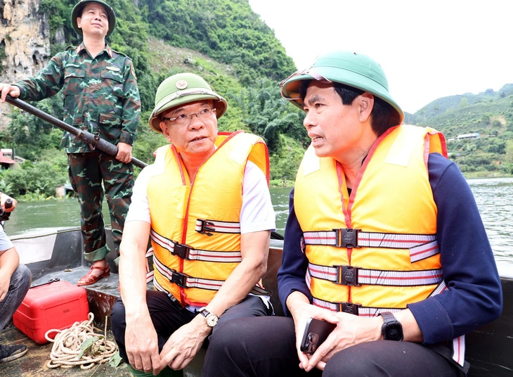 Sơn La muốn xây hầm thoát lũ để chống ngập- Ảnh 2. Phó thủ tướng Lê Thành Long nghe Chủ tịch UBND tỉnh Sơn La Hoàng Quốc Khánh báo cáo tình hình khi đi thị sát vùng ngập lụt 